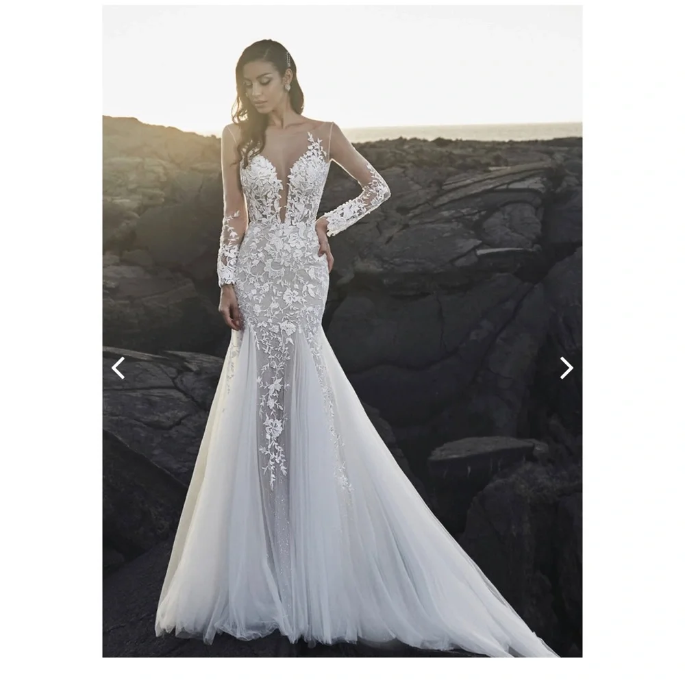 Ivory lace and tulle, Tulle illusion sleeves, Cascading floral appliques. - Picture 2 of 2